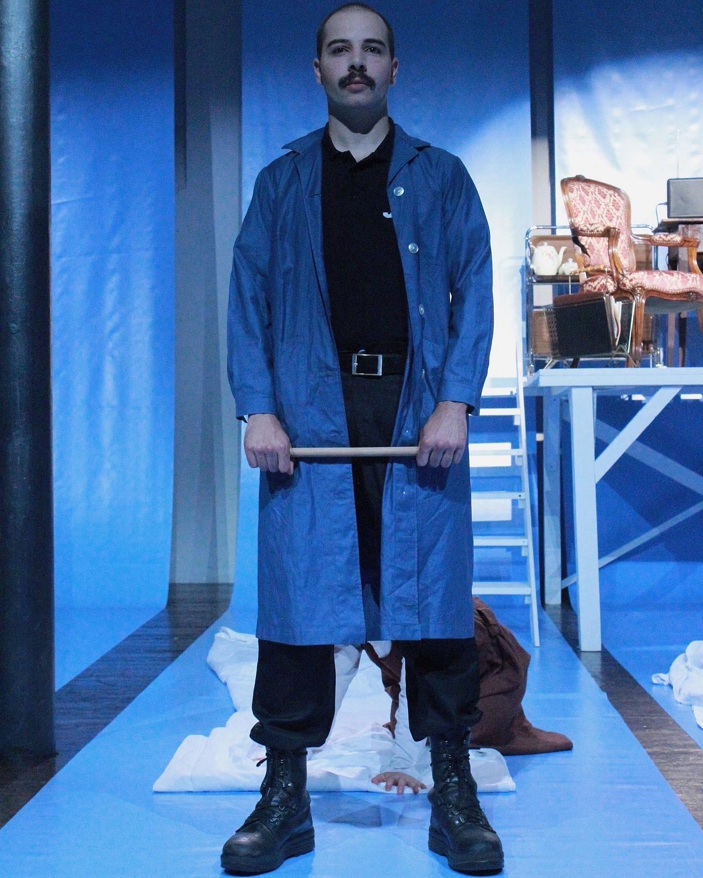 Theaterstück "Hingubank, ds Frouegfängnis"