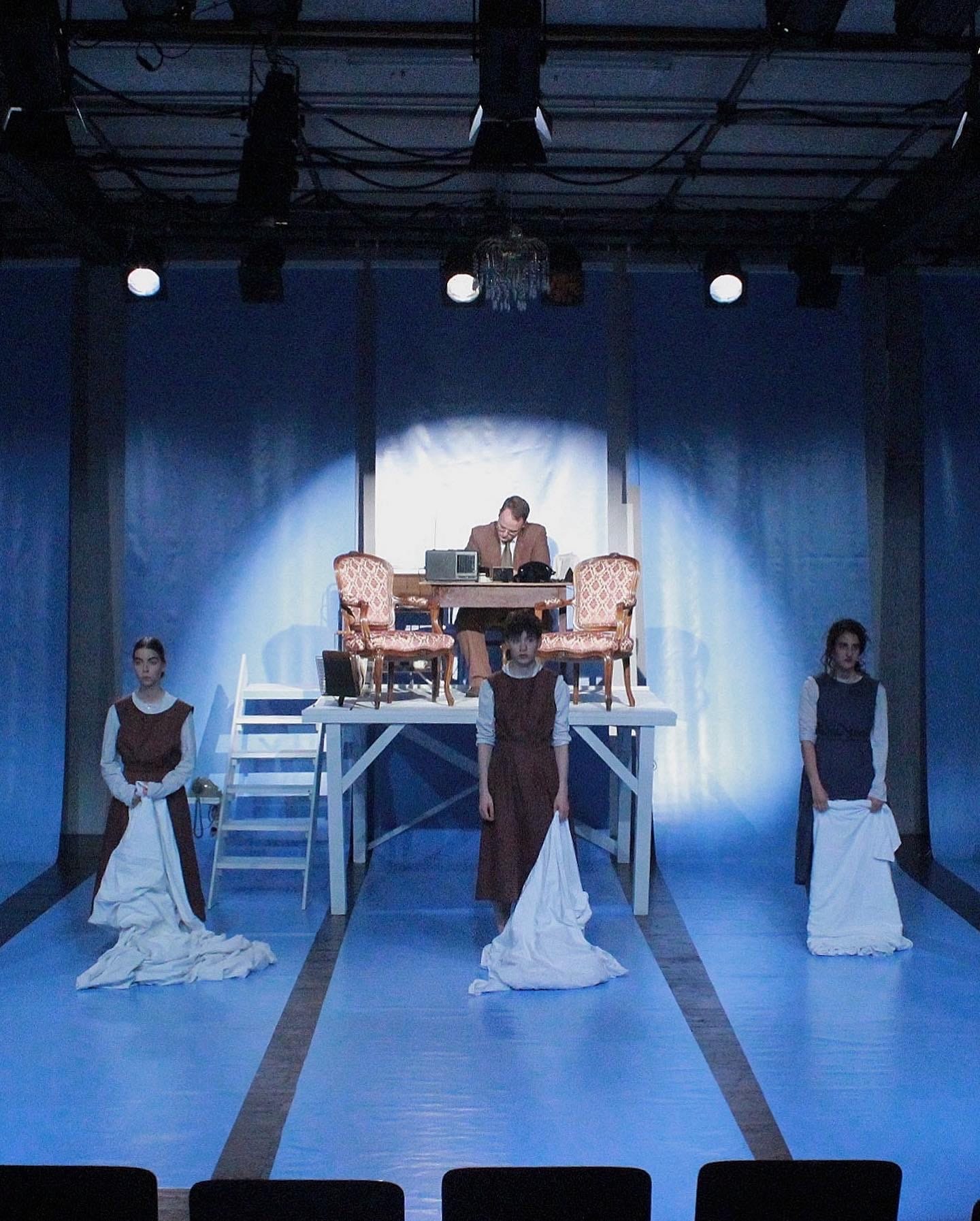 Theaterstück "Hingubank, ds Frouegfängnis"